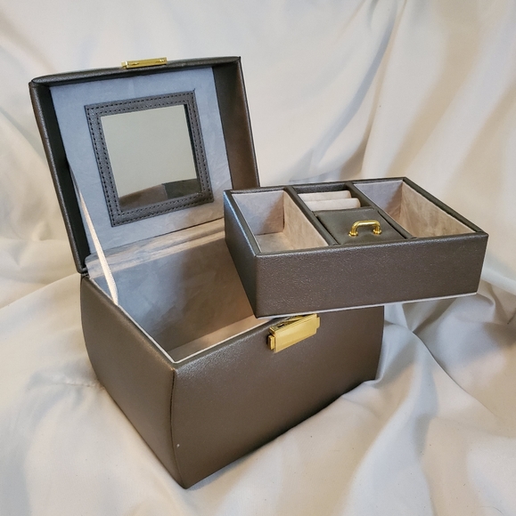 Max Studio Other - Max Studio Jewlery travel case storage organizer